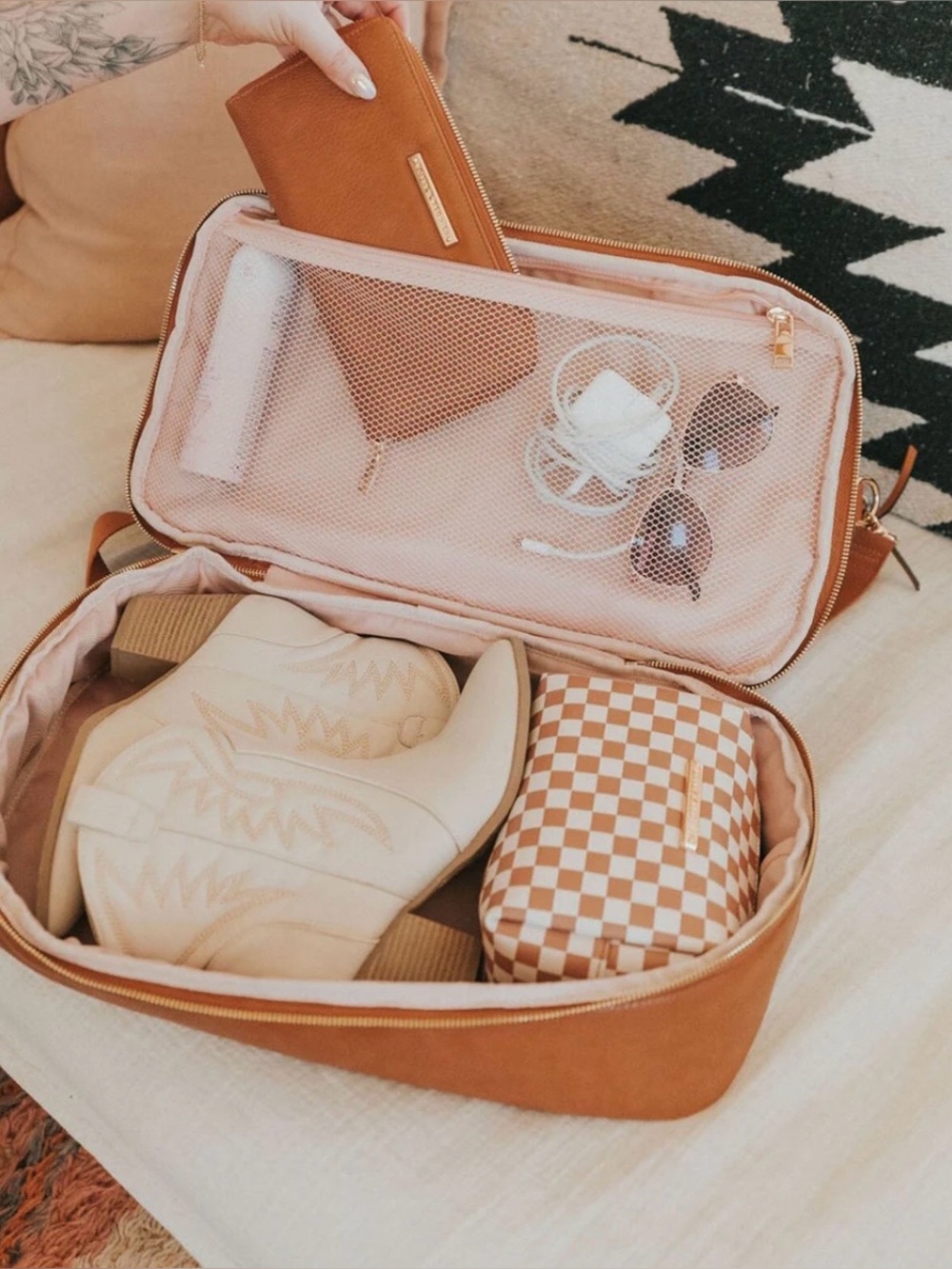 BNWT - Poppy & Peonies Voyageur bag in Cognac - Picture 9 of 14